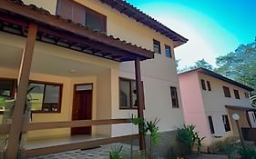 Casa c/ varanda gourmet, condomínio perto da praia
